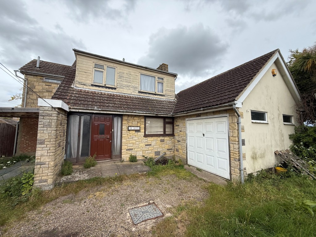 Lot: 136 - FOUR-BEDROOM DETACHED HOUSE FOR REPAIR AND MODERNISATION - Outside shot of property showing house and garage